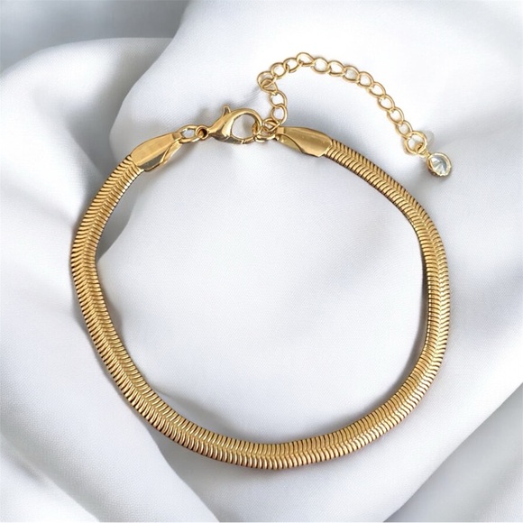 Jewelry - Women’s 14k gold plated 6.5 inch bracelet with 2 inch extender